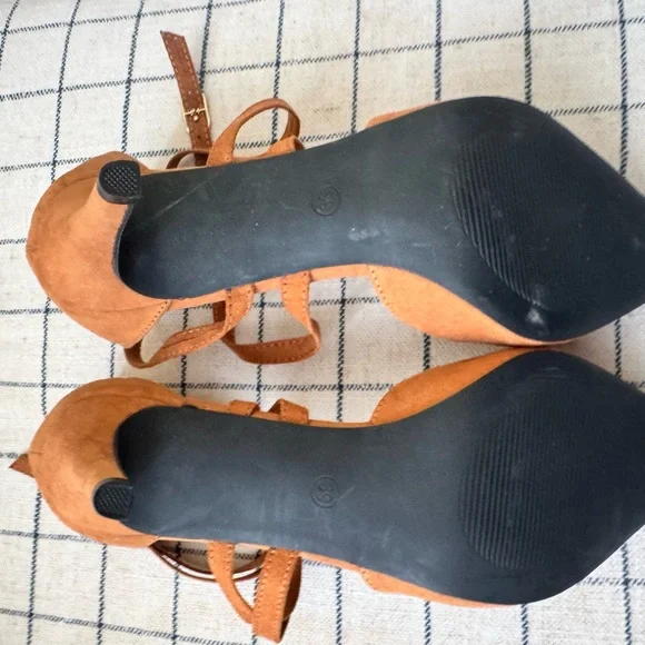 Tan Suede Pointed Toe Heels Ankle Strap Pumps Criss Cross - Picture 4 of 7